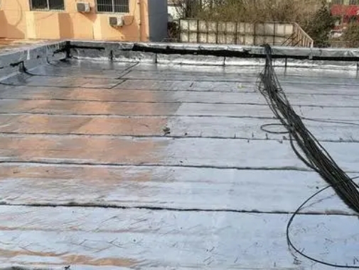 新宁卫生间漏水维修公司分享下新宁屋面楼顶防水刚性防水层施工要点。